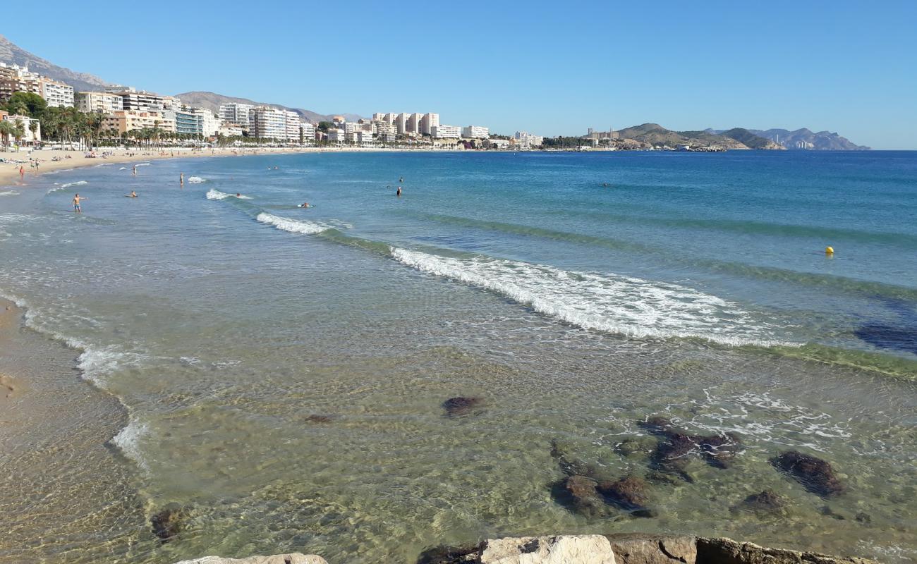 Photo de Plage de Villajoyosa avec sable brun de surface