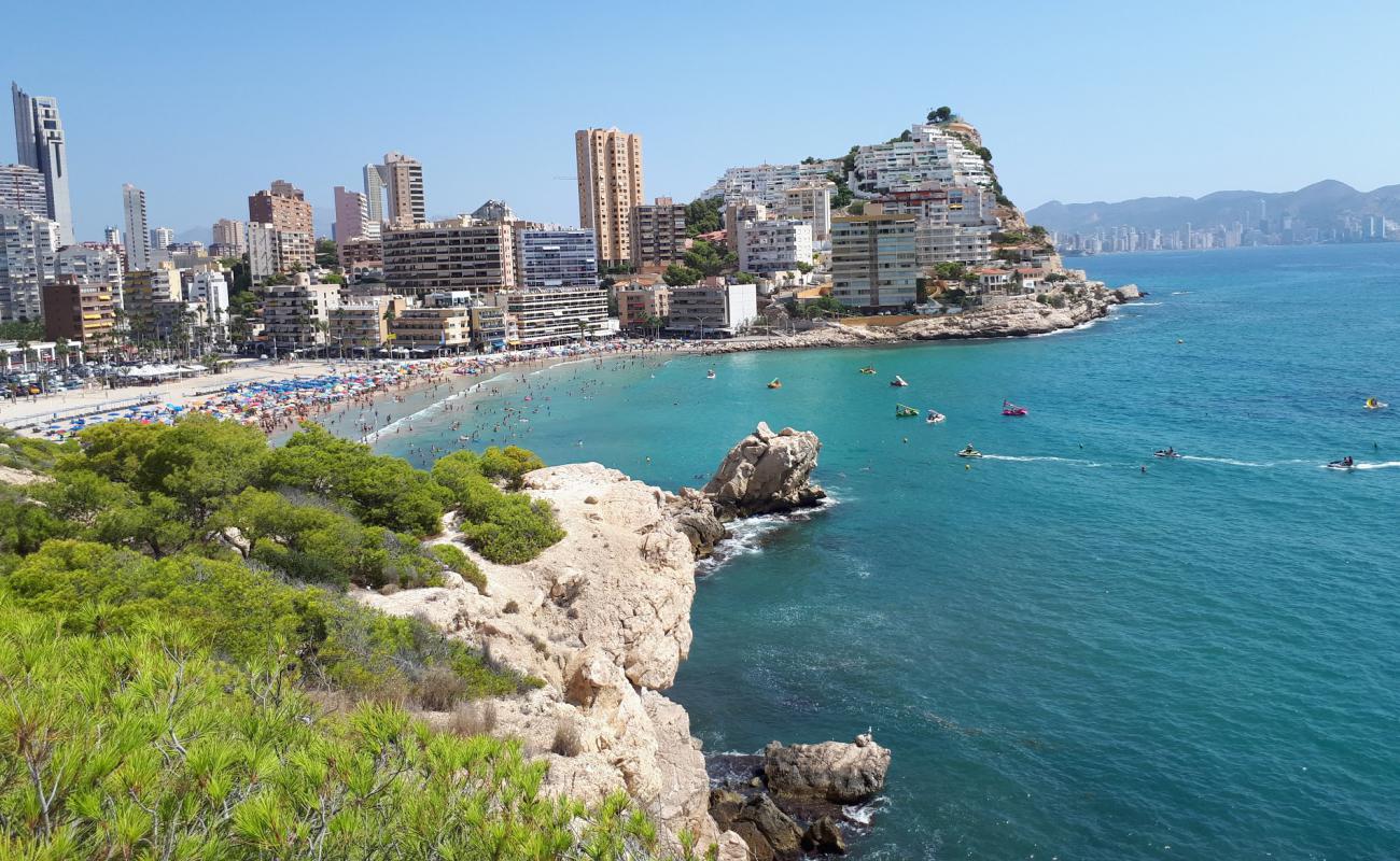 Photo de Cala de Finestrat avec sable lumineux de surface