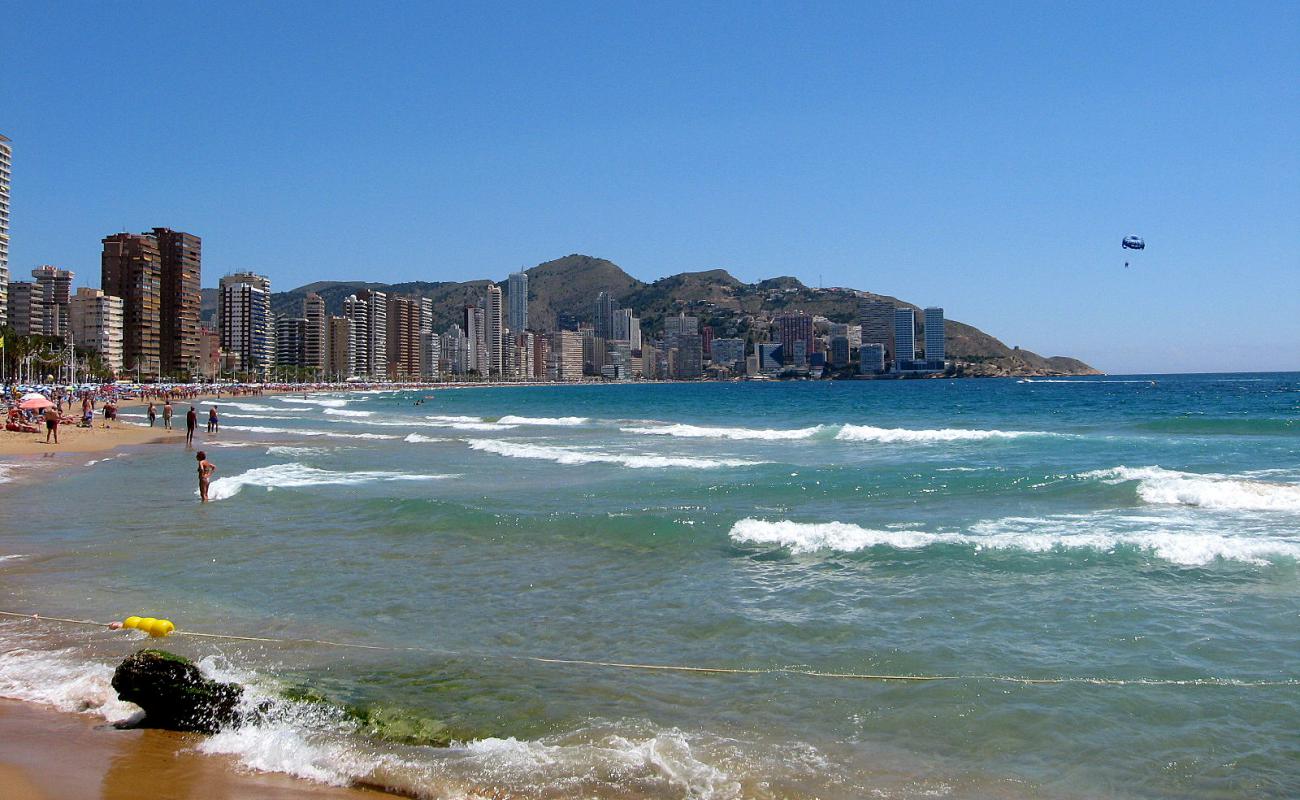 Photo de Plage de Levante avec sable lumineux de surface