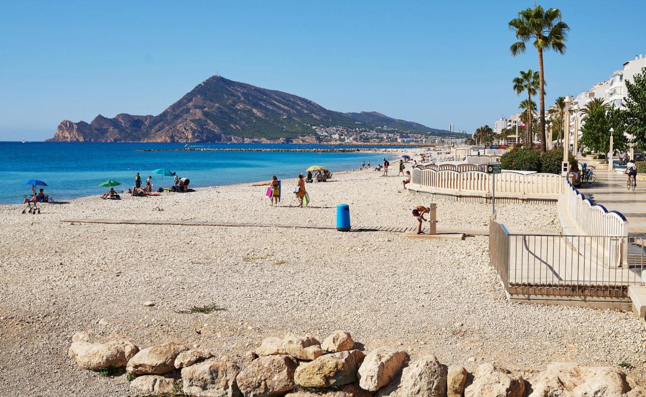 Photo de Playa la Roda avec sable clair avec caillou de surface