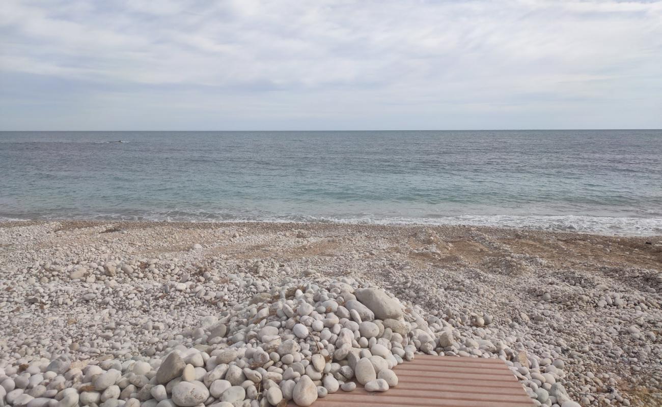 Photo de Platja del Cap Negret avec sable clair avec caillou de surface