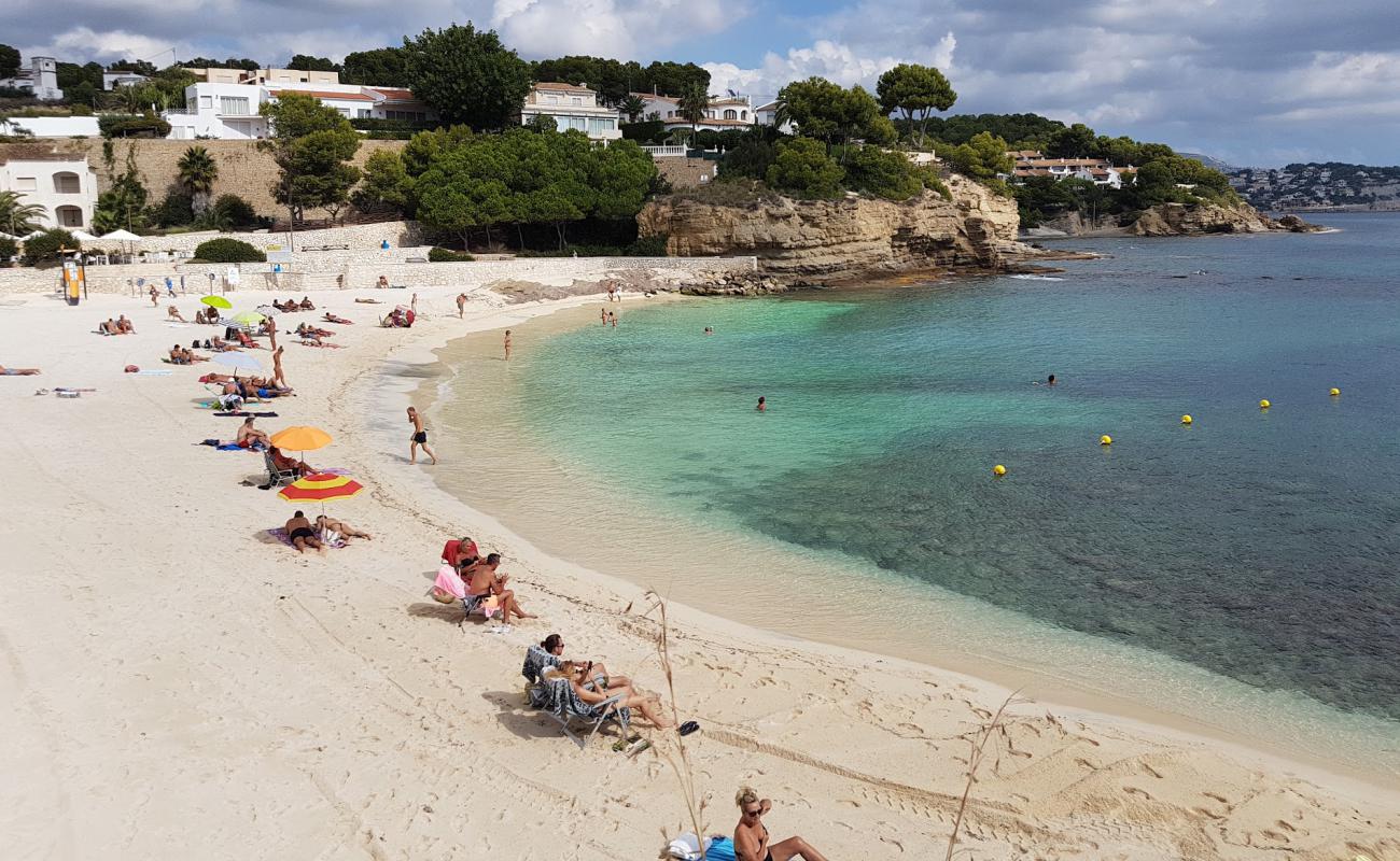 Photo de Playa la Fustera avec sable lumineux de surface