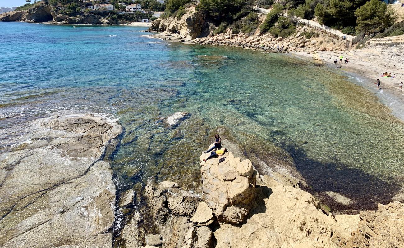 Photo de Cala Pinets avec terrain rocheux de surface