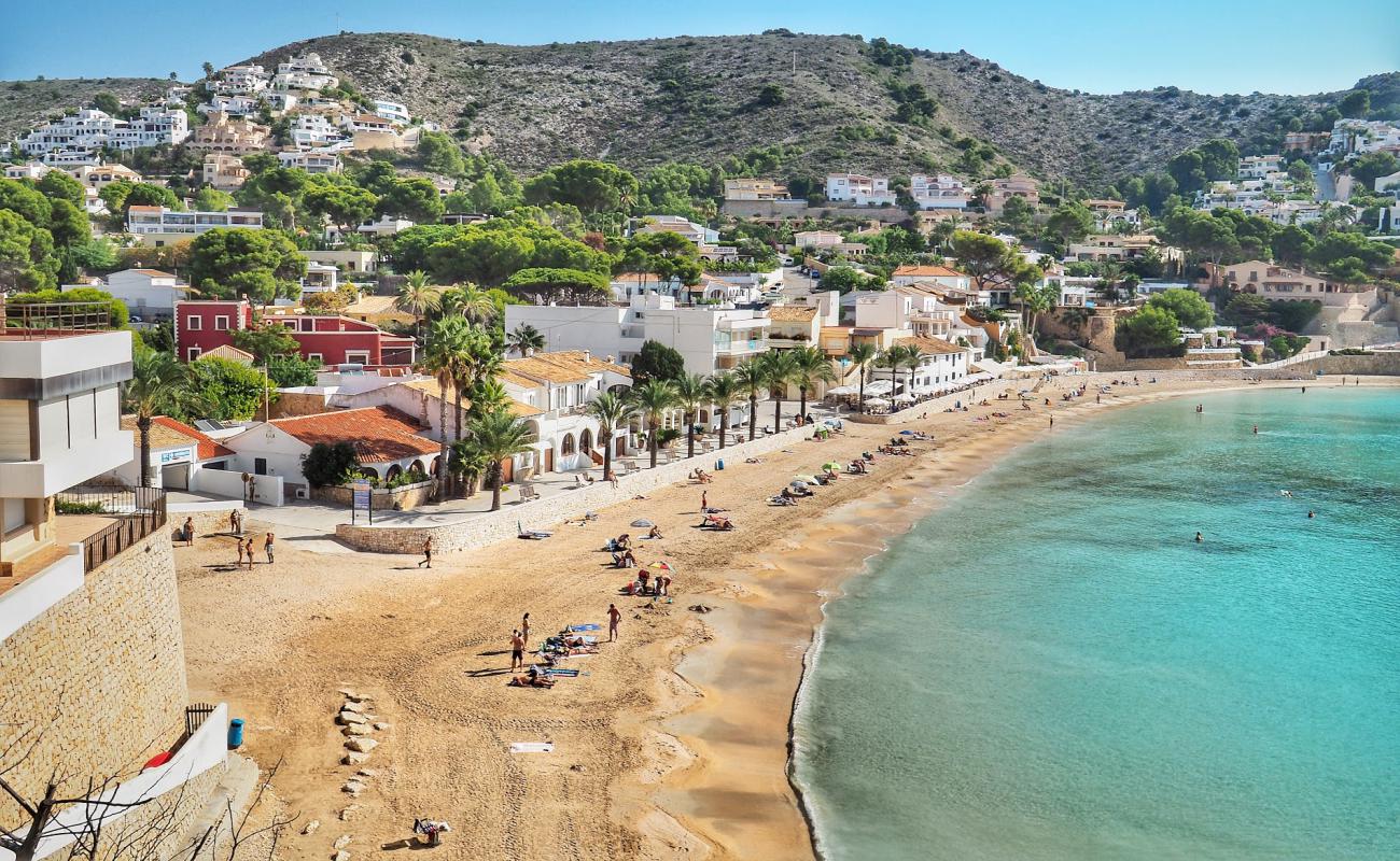 Photo de Playa del Portet avec sable lumineux de surface