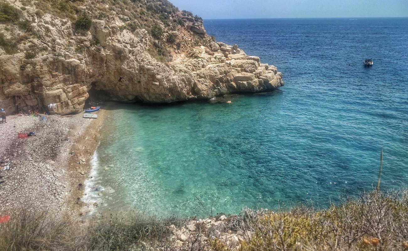 Photo de Cala de Testos avec caillou fin clair de surface