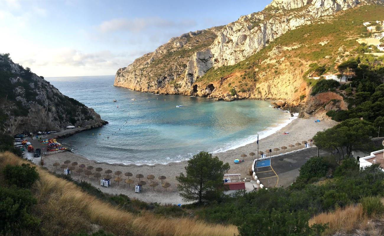 Photo de Plage de Granadella avec petits galets beige de surface