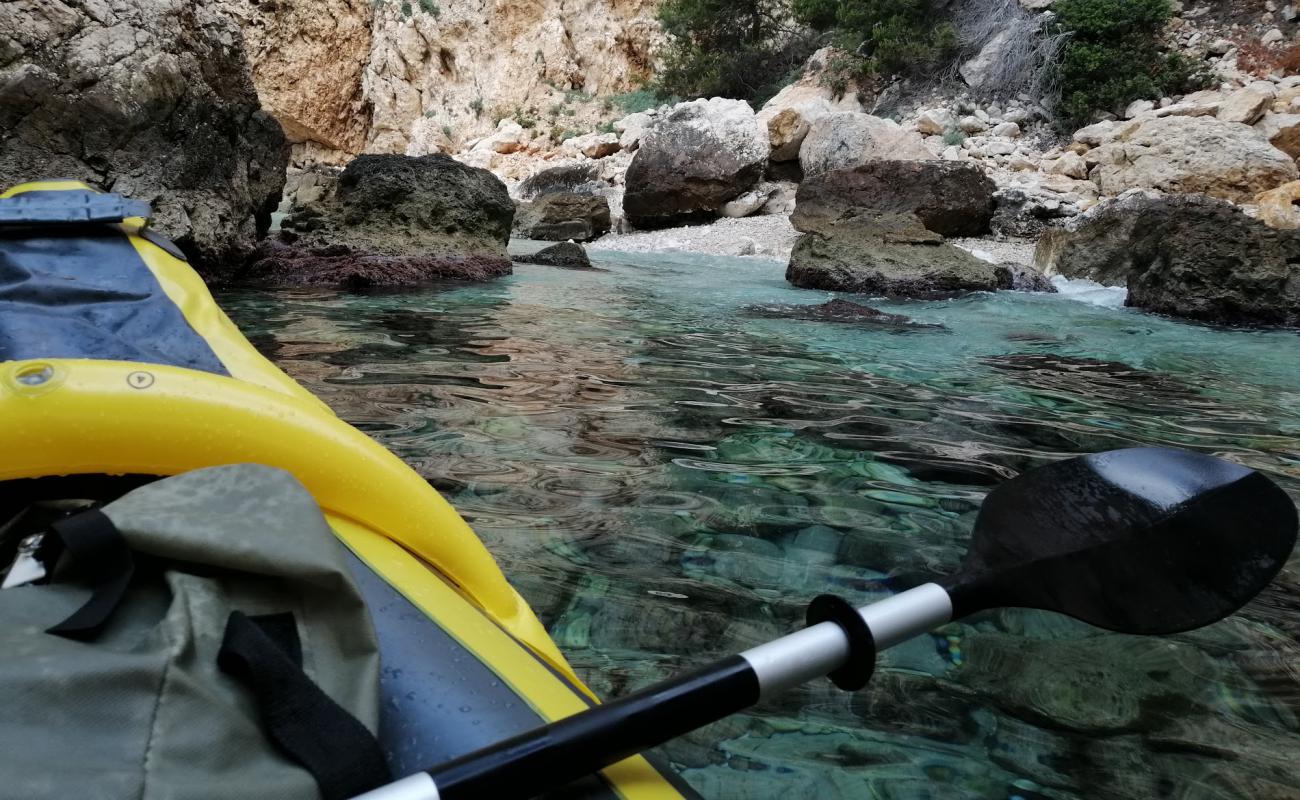 Photo de Cala En Calo avec caillou fin clair de surface