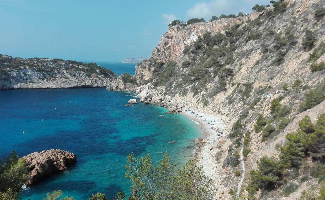 Photo de Cala Ambolo avec caillou fin clair de surface