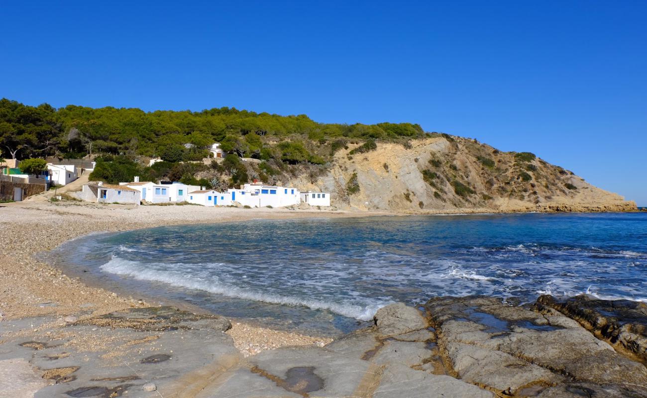 Photo de Cala Barraca avec galets beige de surface
