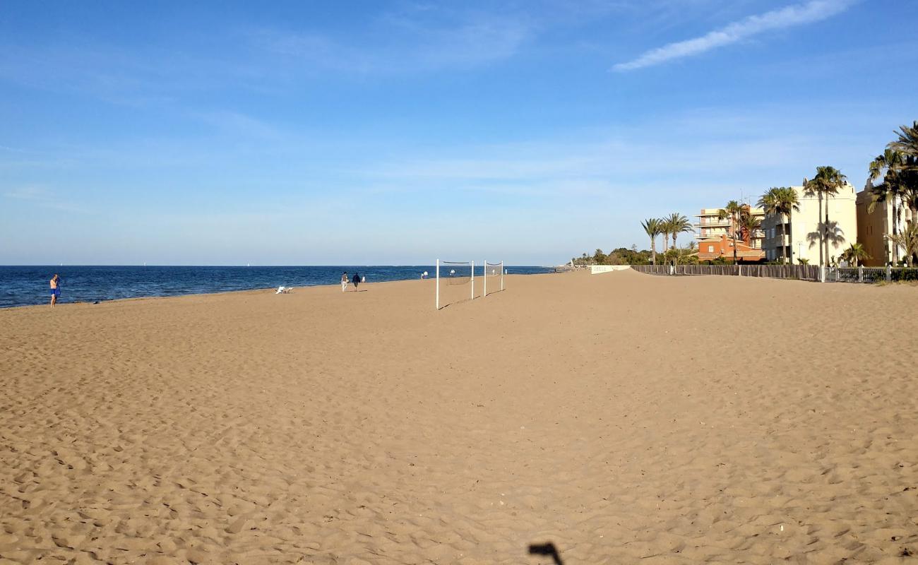 Photo de Playa Les Marines avec sable brun de surface