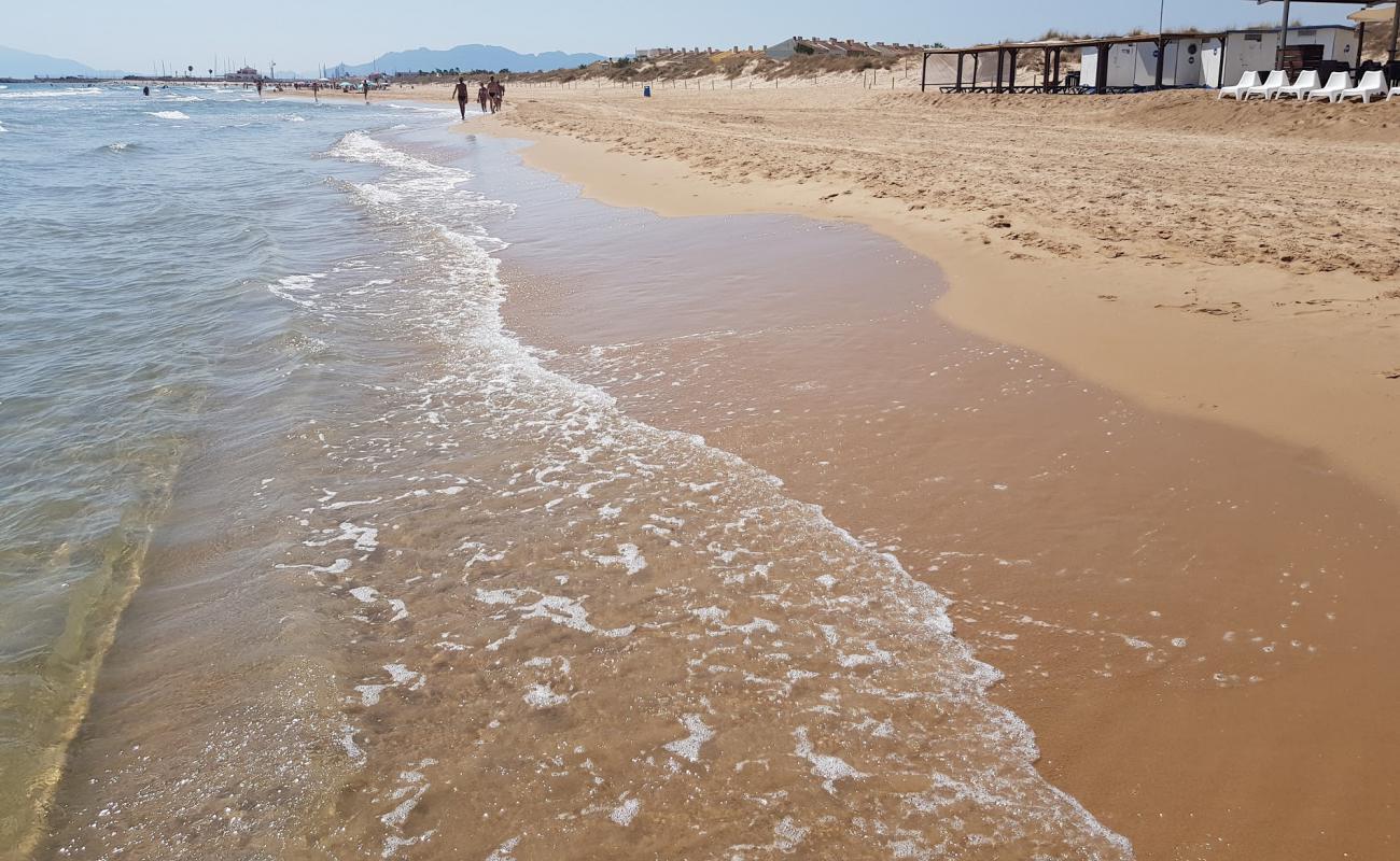 Photo de Platja Aigua Blanca avec sable brun de surface