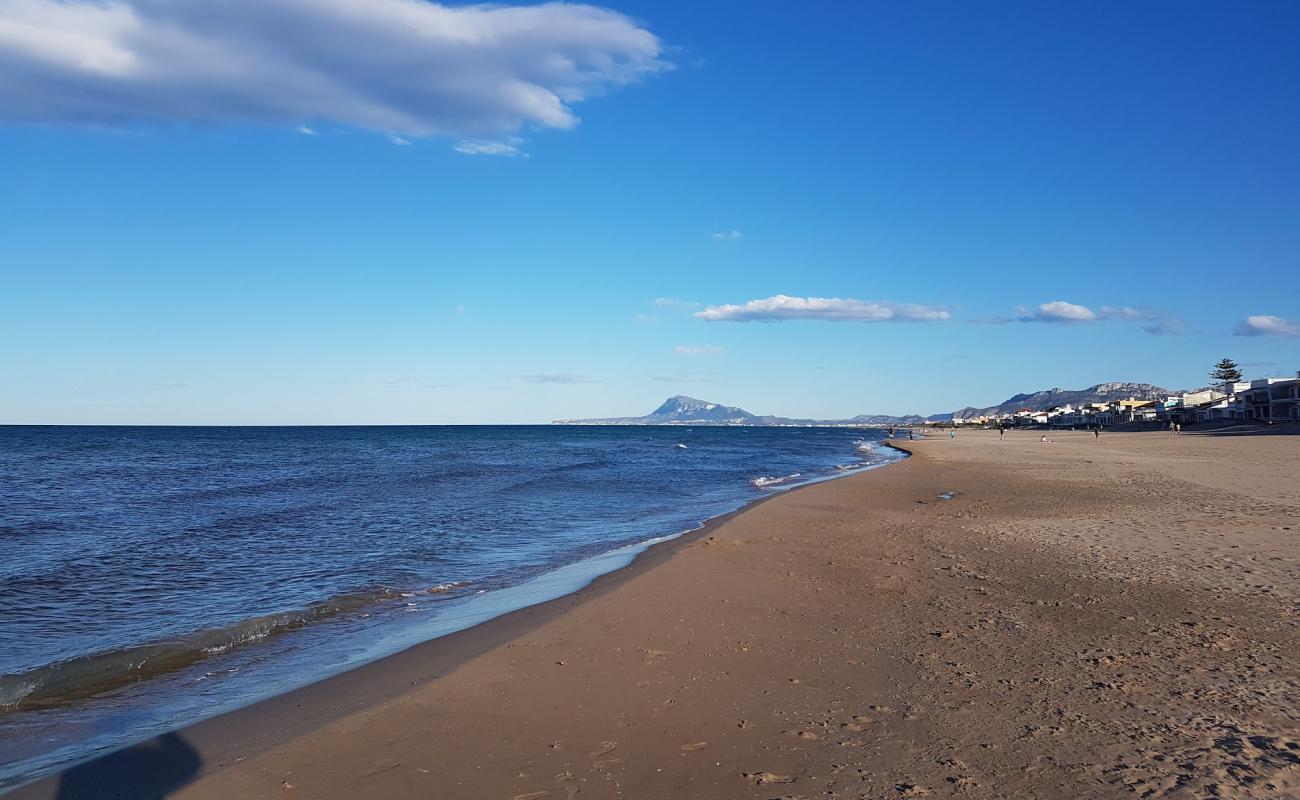 Photo de Platja de Pau Pi avec sable brun de surface