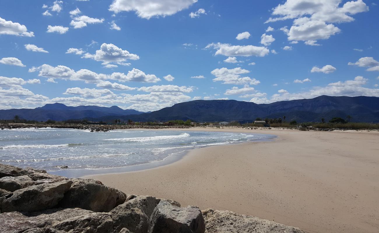 Photo de Playa de L'Estany avec sable brun de surface