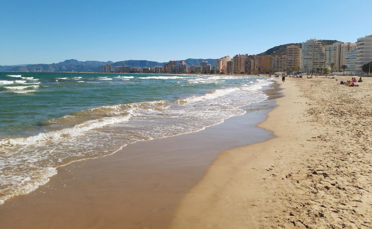 Photo de Playa del Raco avec sable brun de surface