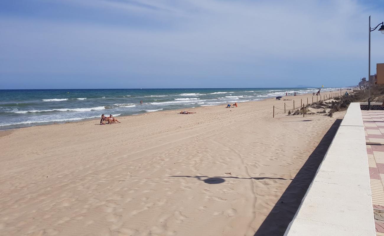 Photo de Platja del Pouet avec sable brun de surface