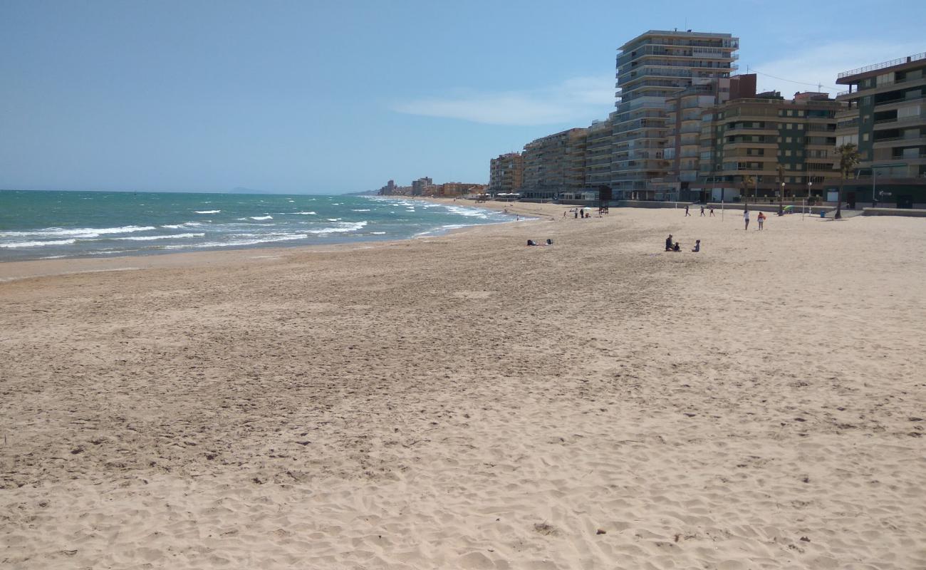 Photo de Plage El Perellonet avec sable brun de surface