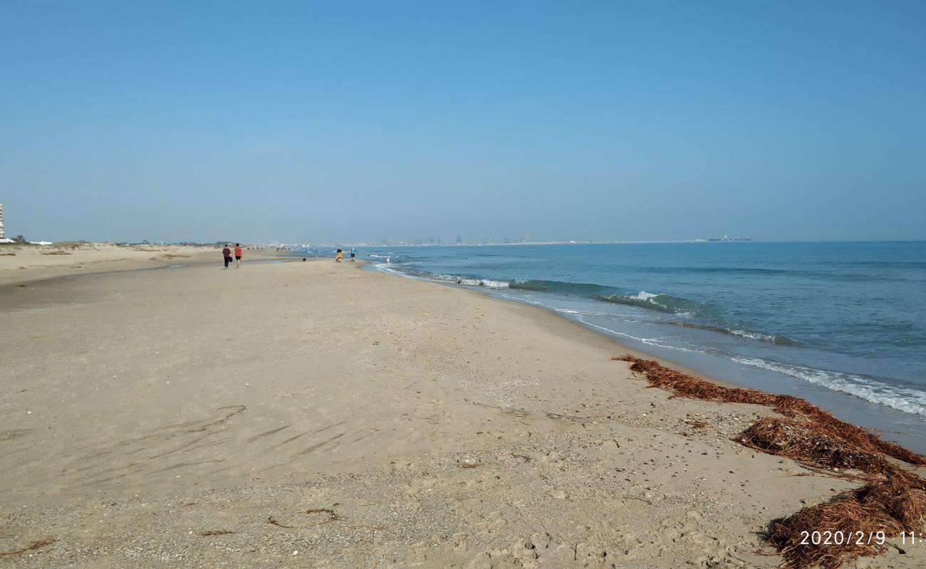 Photo de Platja la Garrofera avec sable brun de surface