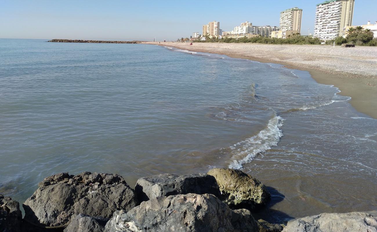 Photo de Plage de Puig avec sable noir avec caillou de surface