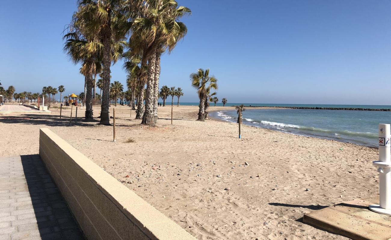 Photo de Platja dels Cirerers avec sable lumineux de surface