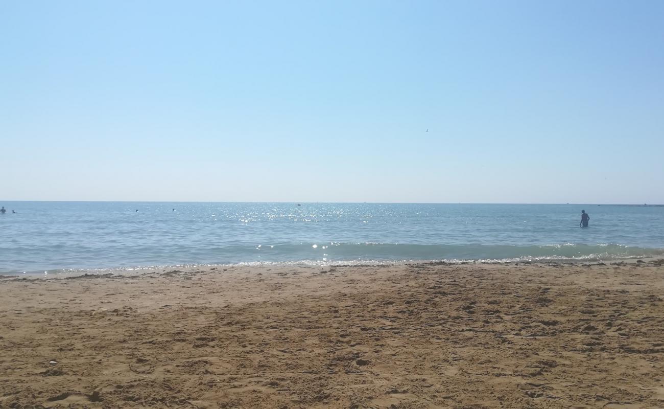 Photo de Malvarosa beach avec sable brun de surface