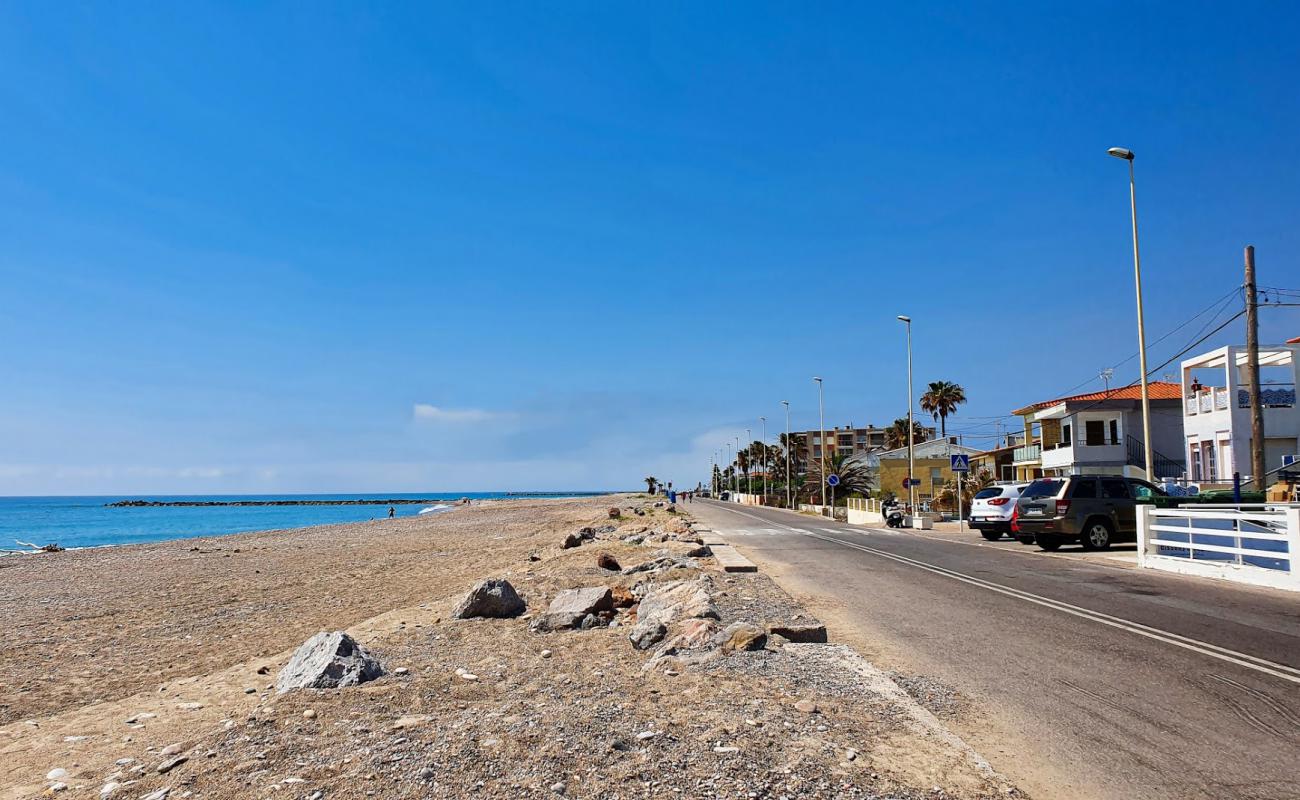 Photo de Playa de la Torre avec sable brun de surface