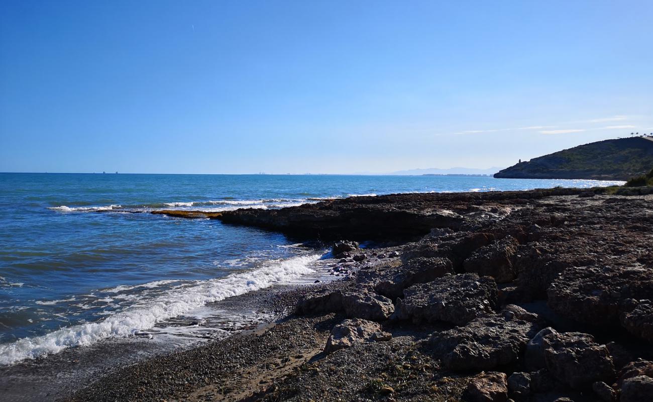 Photo de Playa Pesca Santi avec sable brun avec roches de surface