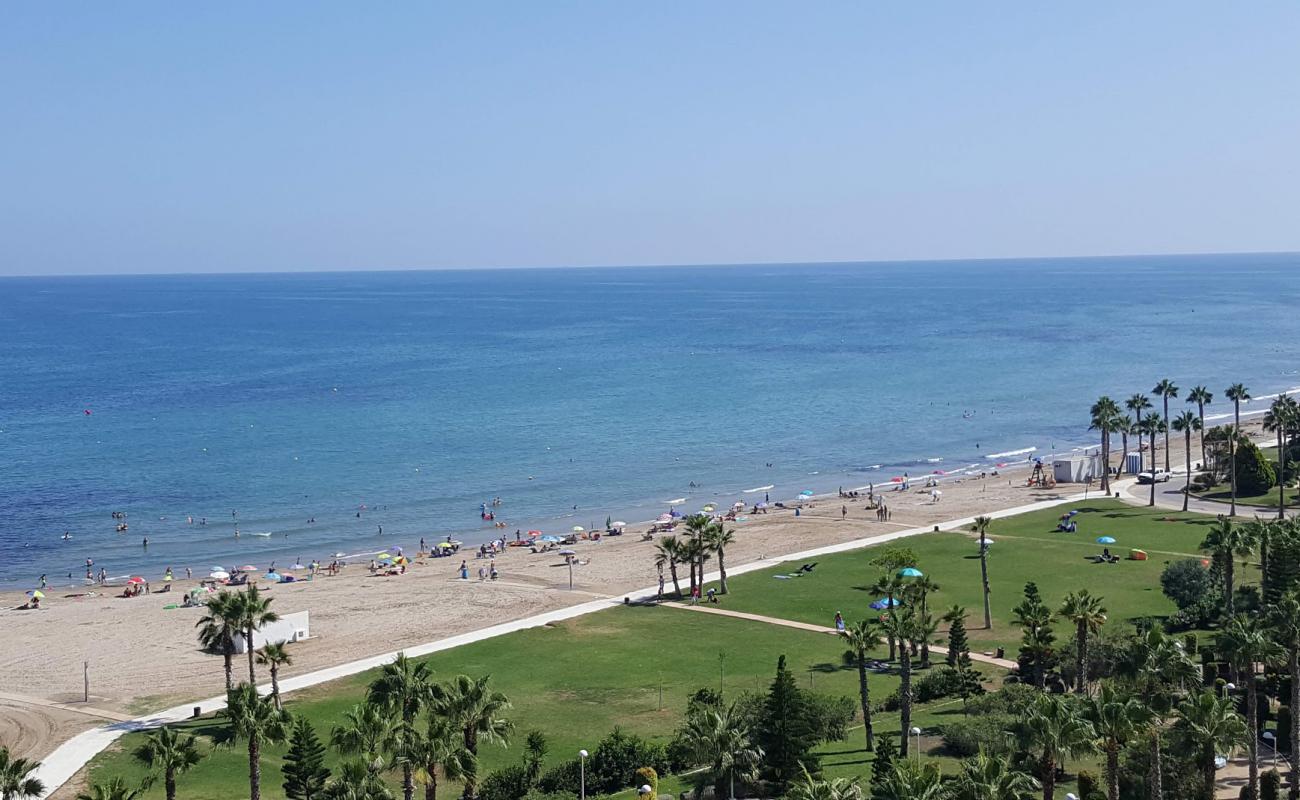 Photo de Playa de les Amplaries avec sable brun de surface