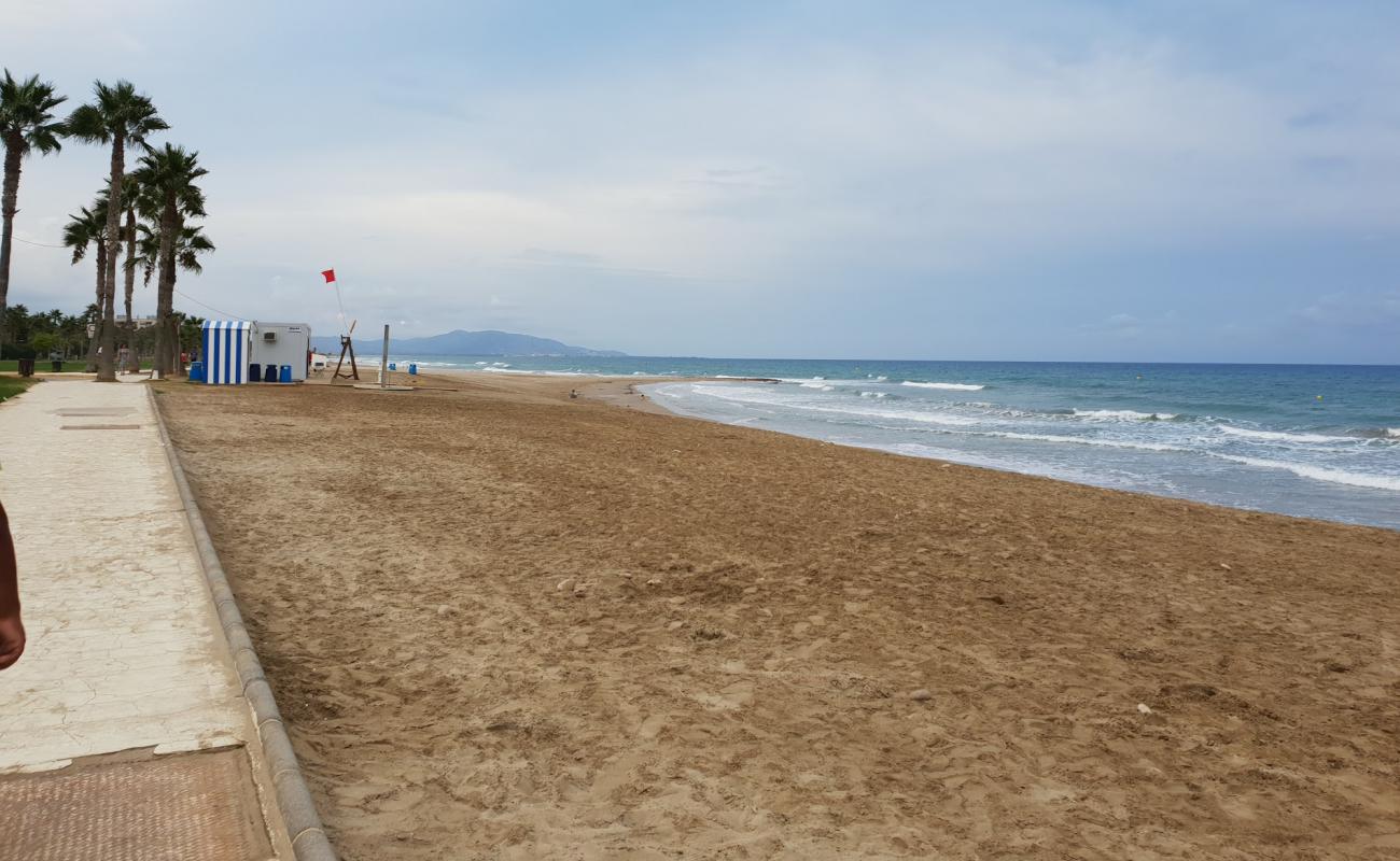 Photo de Playa de les Amplaries 2 avec sable brun de surface