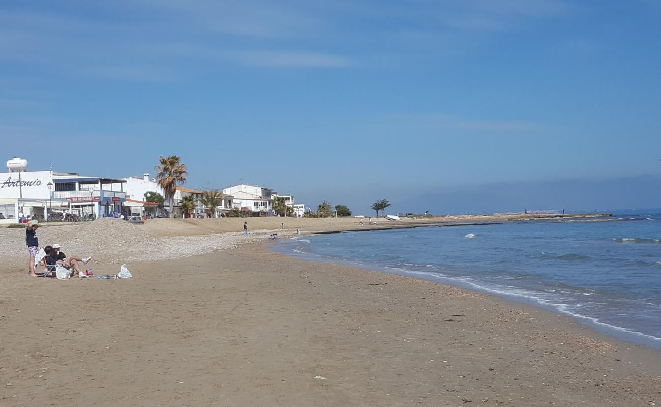 Photo de Platja de la Ribera 2 avec sable brun de surface