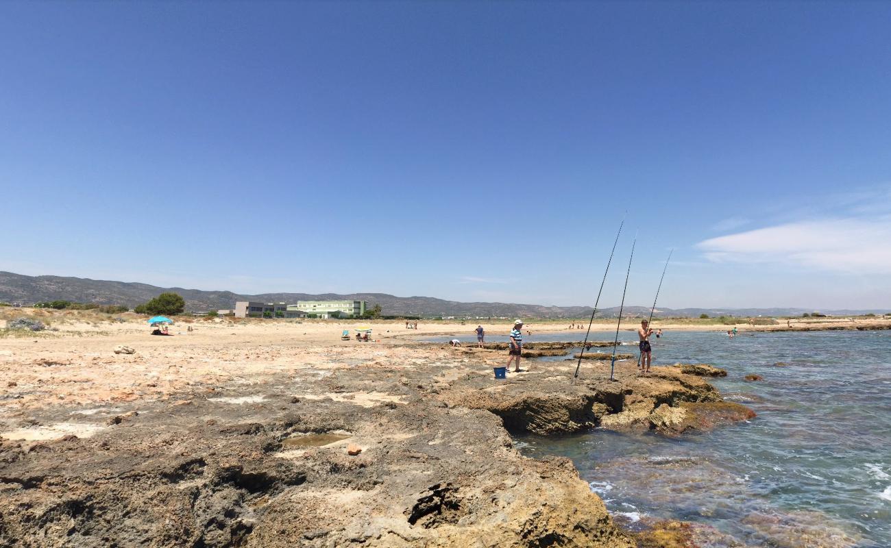 Photo de Platja de la Ribera avec l'eau bleu-vert de surface