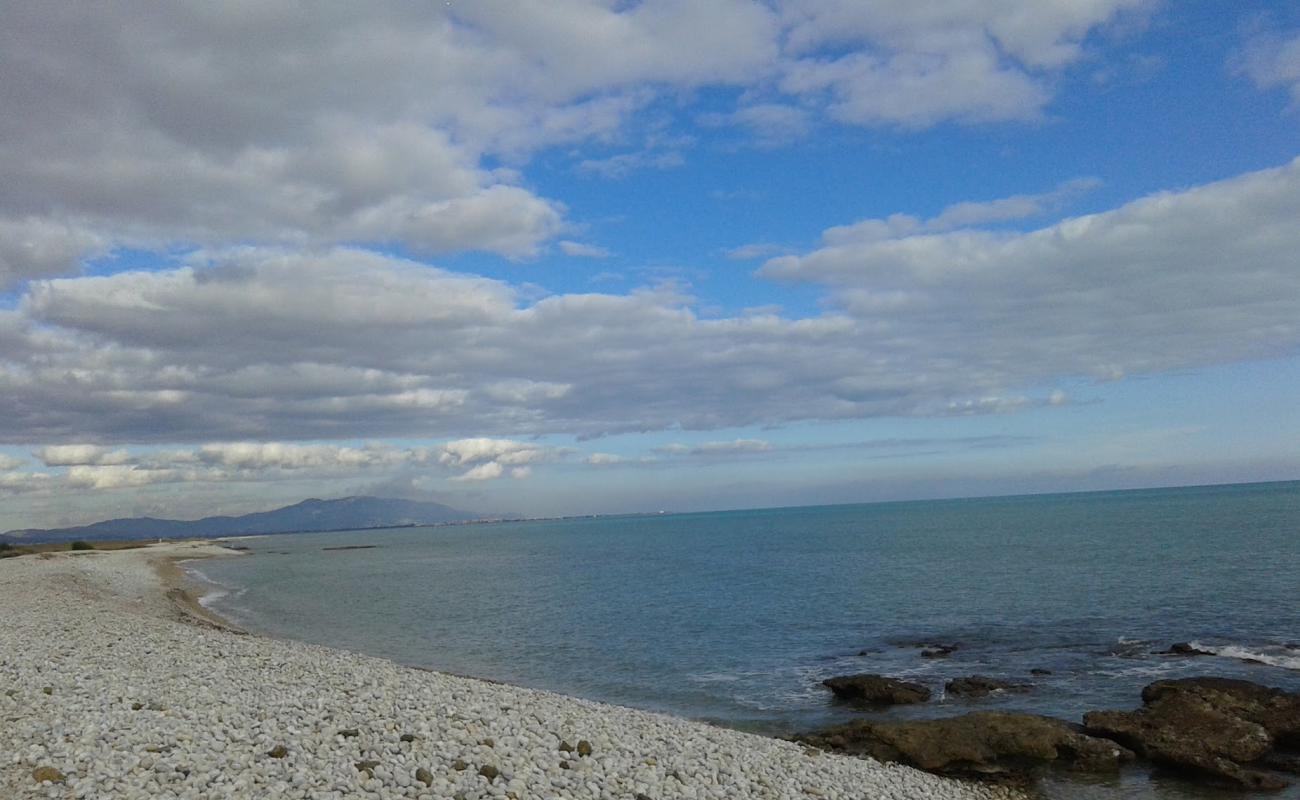 Photo de Playa Torre la Sal avec caillou gris de surface