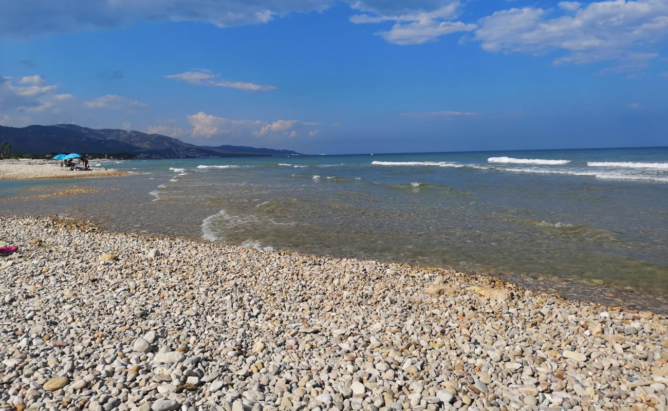 Photo de Platja del Serradal avec caillou gris de surface