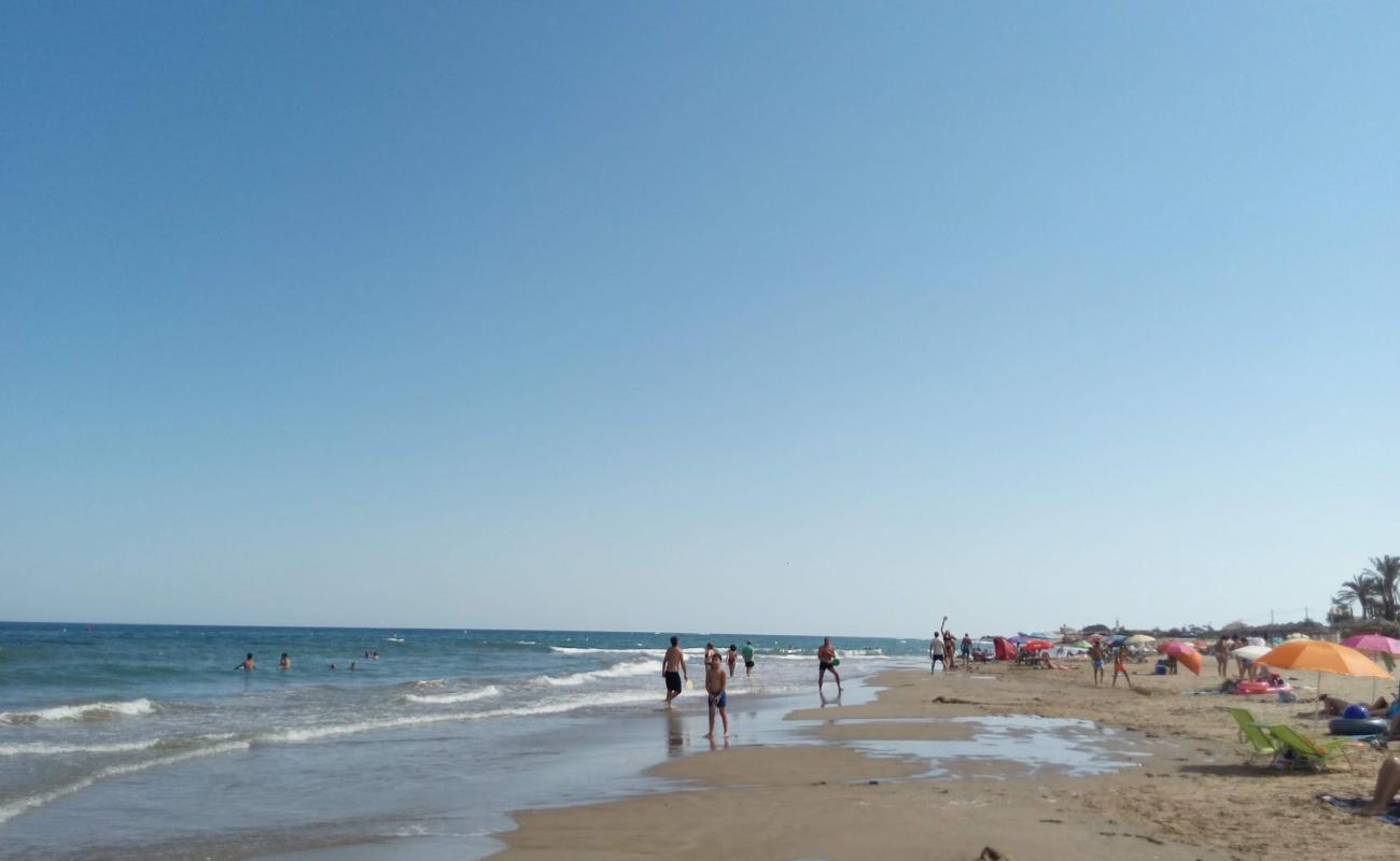 Photo de Platja de Manyetes avec sable gris avec roches de surface