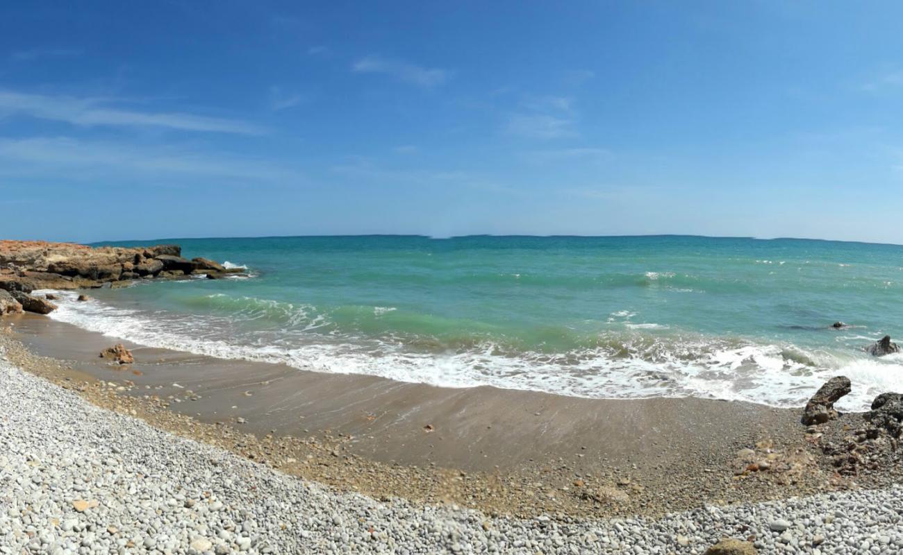 Photo de Platja del Moro 2 avec sable gris avec caillou de surface