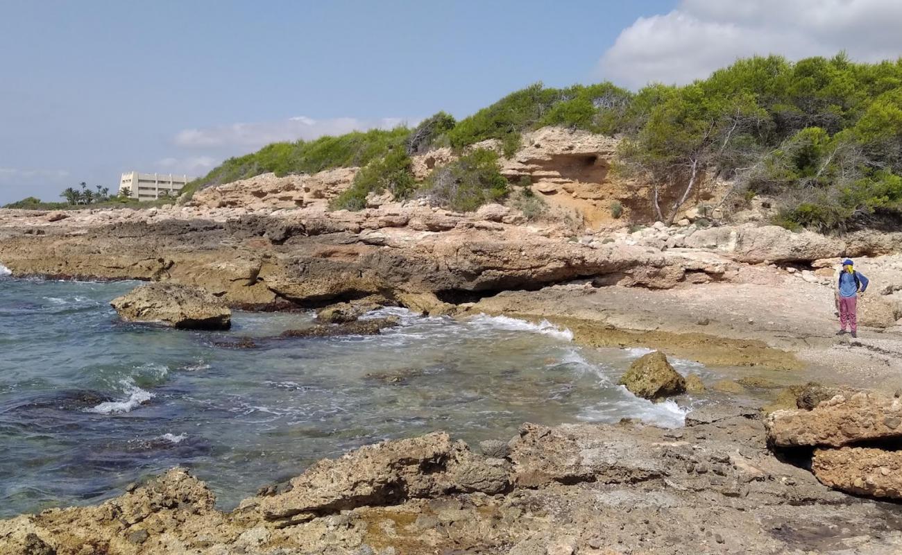 Photo de Font de la Parra avec sable clair avec caillou de surface