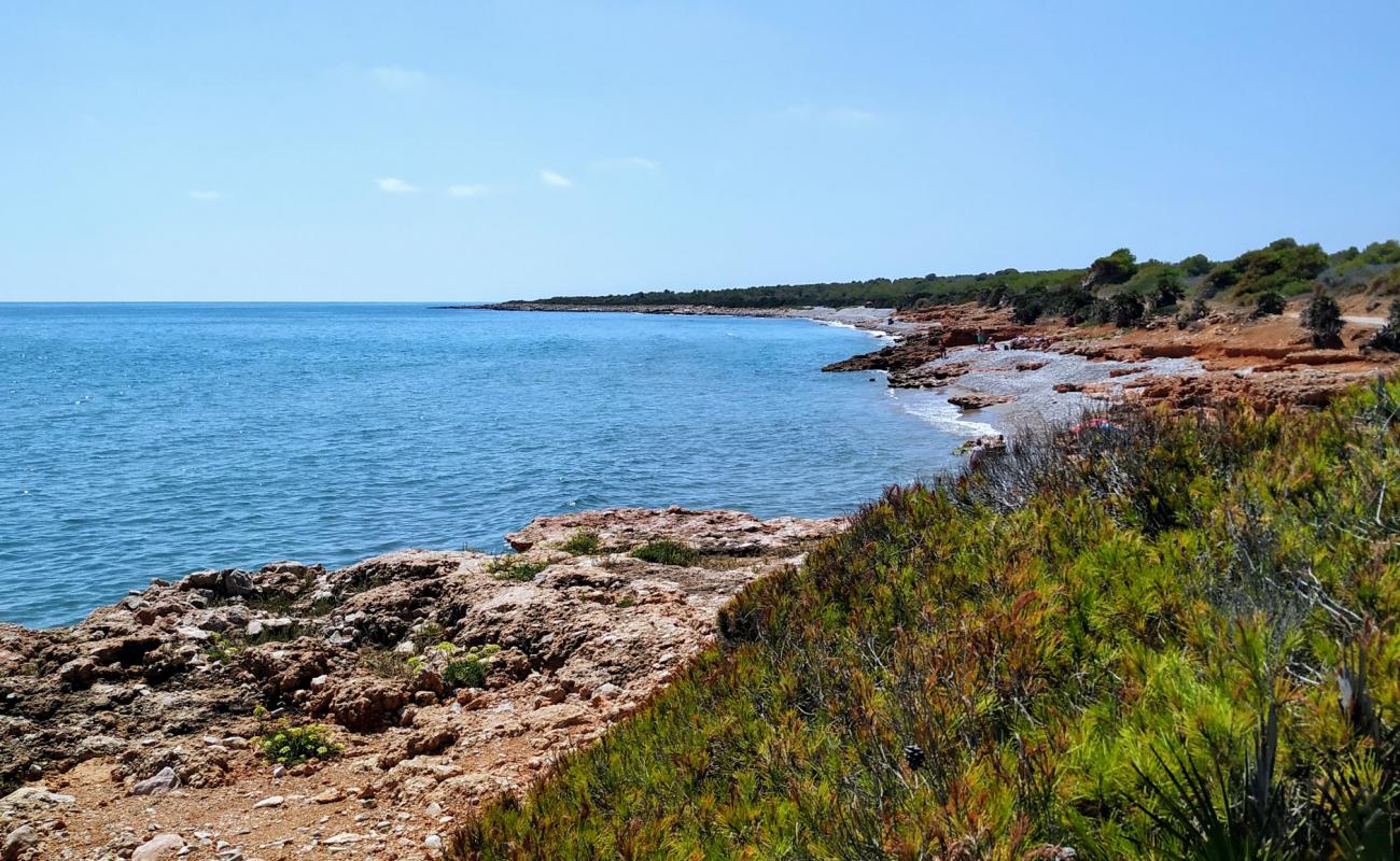 Photo de Platja de la Basseta avec sable gris avec caillou de surface