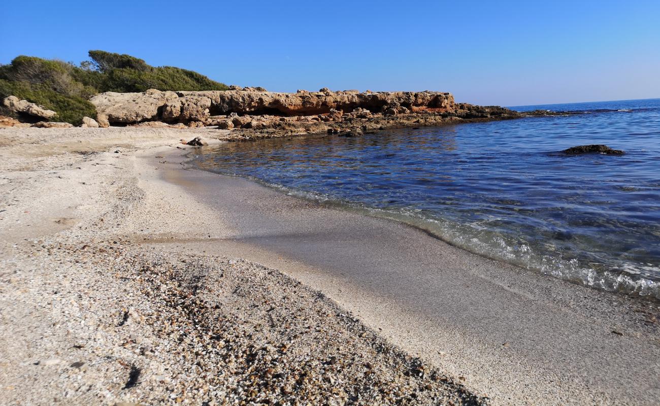 Photo de Platja d'Irta avec sable gris avec caillou de surface