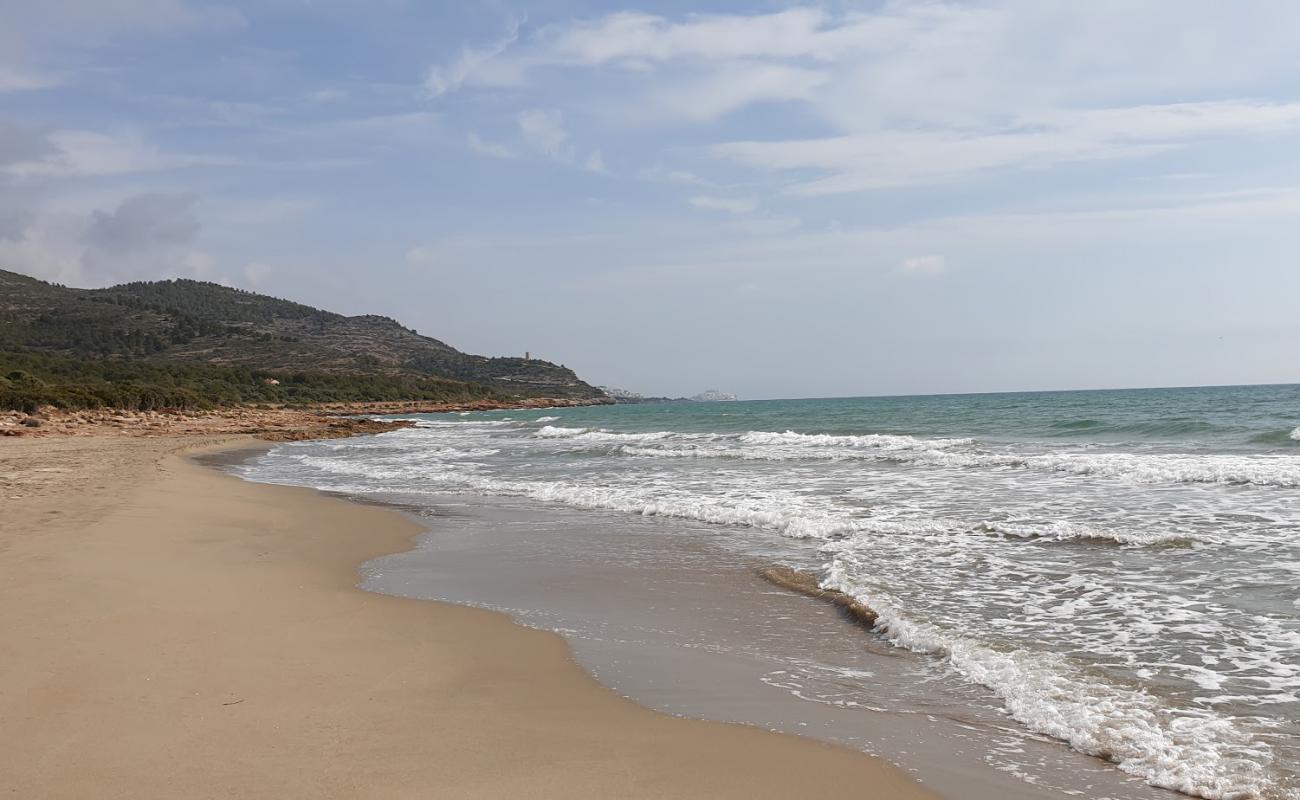 Photo de Platja del Russo avec sable brun de surface