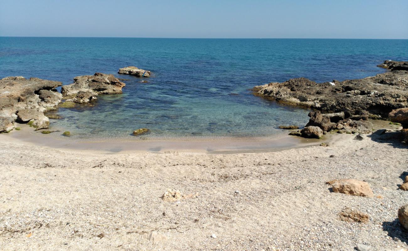 Photo de Cala del Moro avec sable noir avec caillou de surface