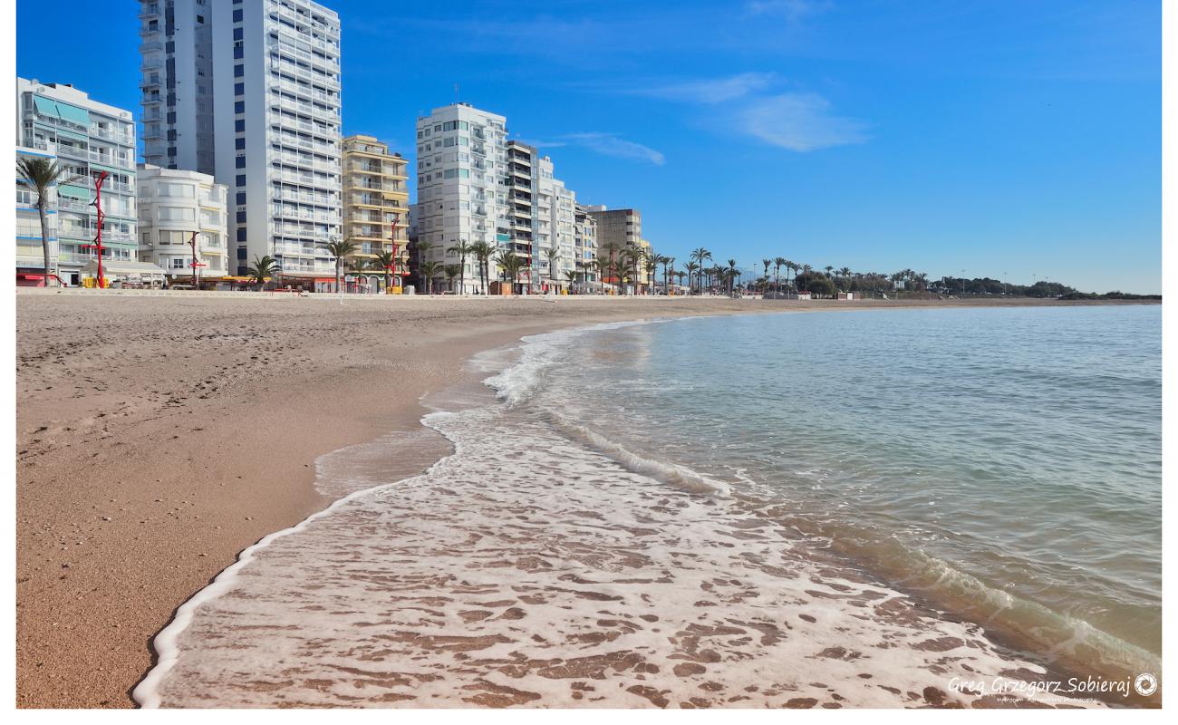 Photo de Platja del Forti avec sable brun de surface