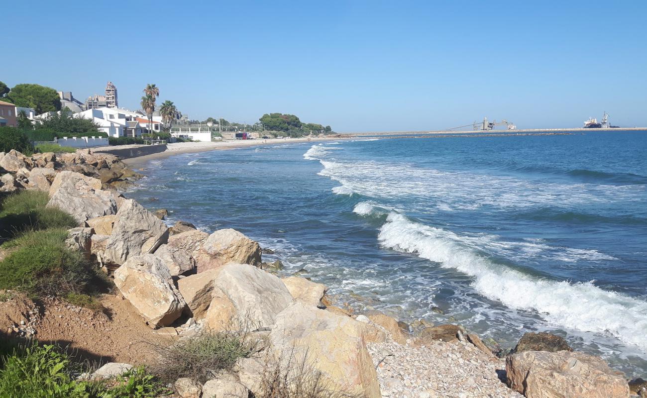 Photo de Platja Dorada avec sable gris avec caillou de surface