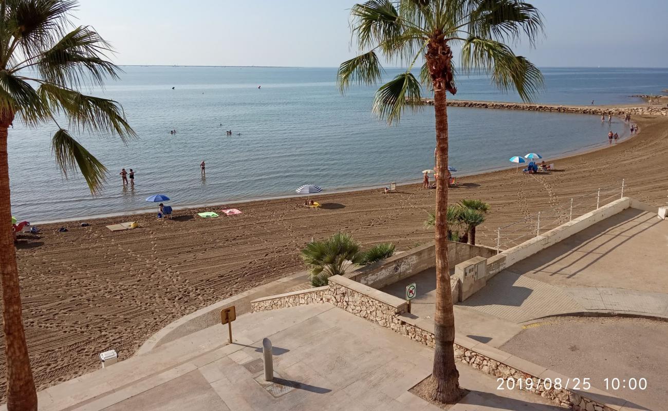 Photo de Platja de les Delicies avec sable brun de surface