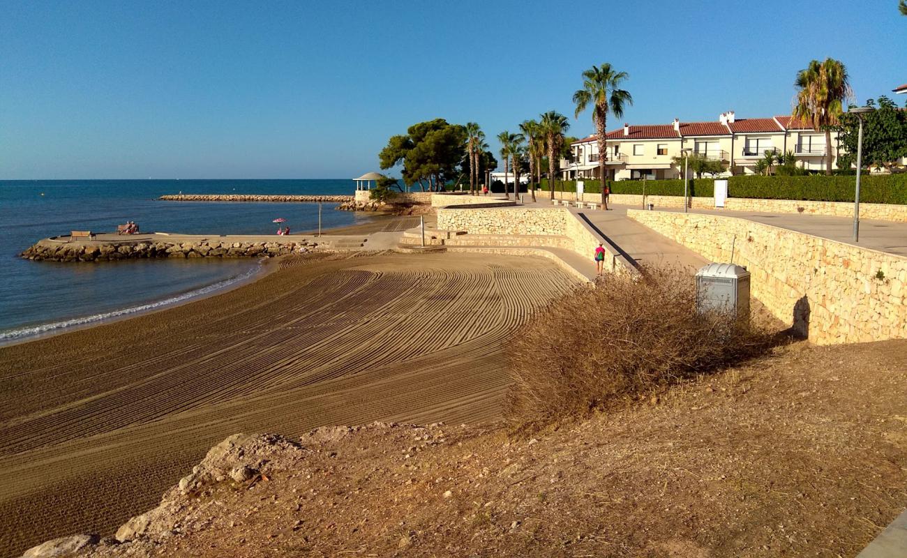 Photo de Platja Del Capri avec sable brun de surface