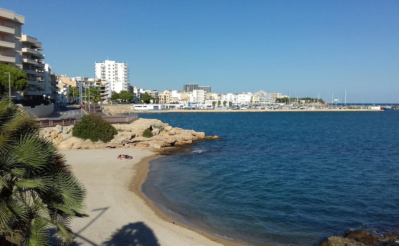 Photo de Platja dels Pinets avec sable brun de surface