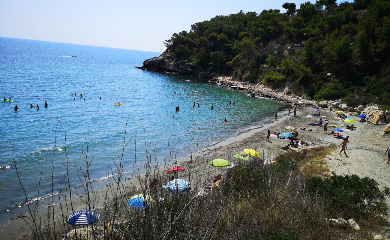 Photo de Platja de Cala Moros avec petits galets bruns de surface