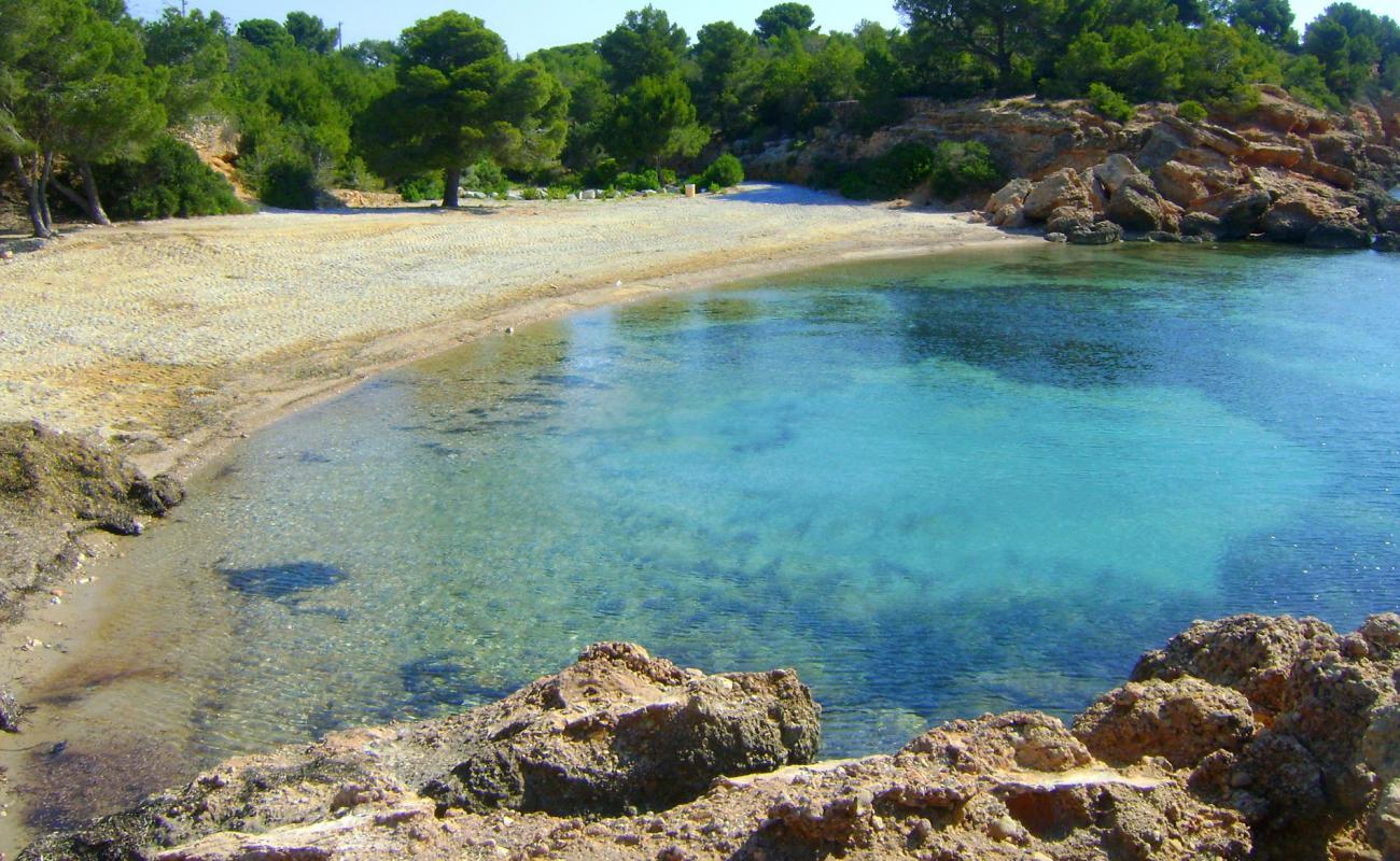 Photo de Cala Estany Podrit avec sable noir & galets de surface