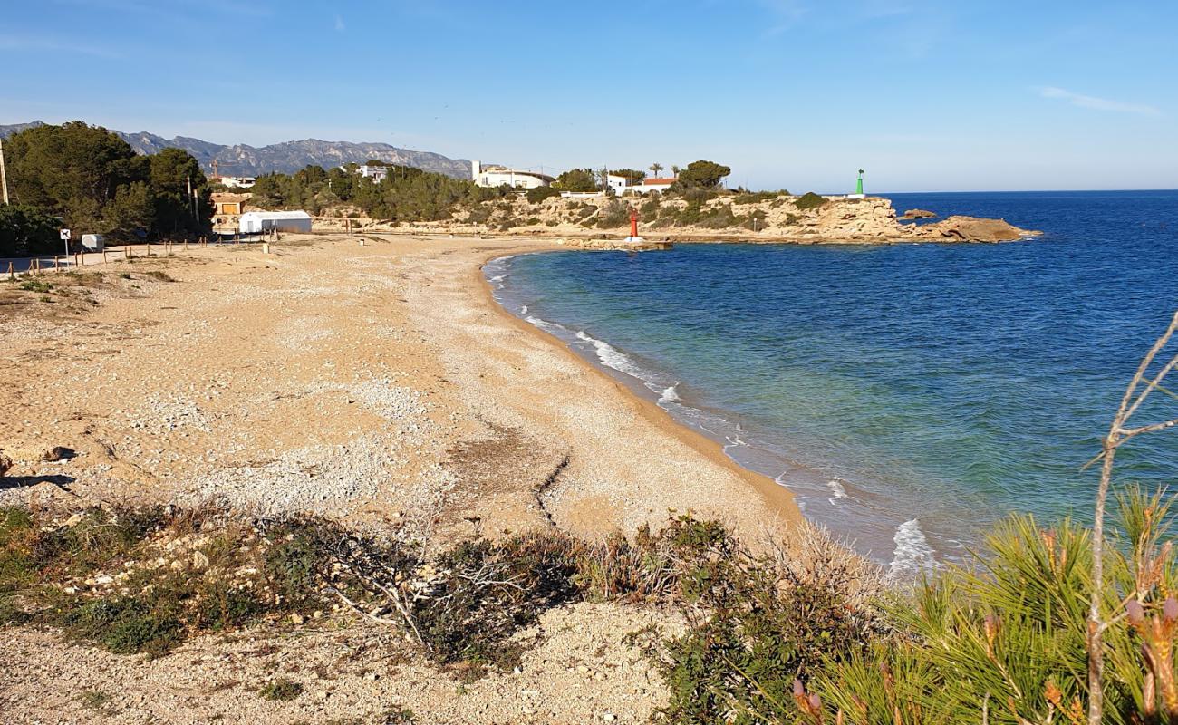 Photo de Platja De l'Estany avec sable noir avec caillou de surface