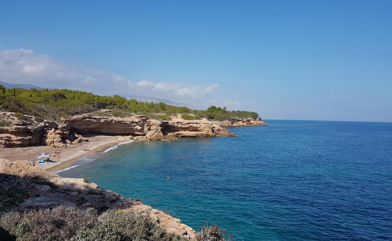 Photo de Cala Xelin avec petits galets beige de surface
