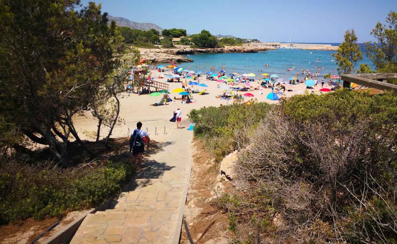 Photo de Cala Sant Jordi avec sable beige de surface