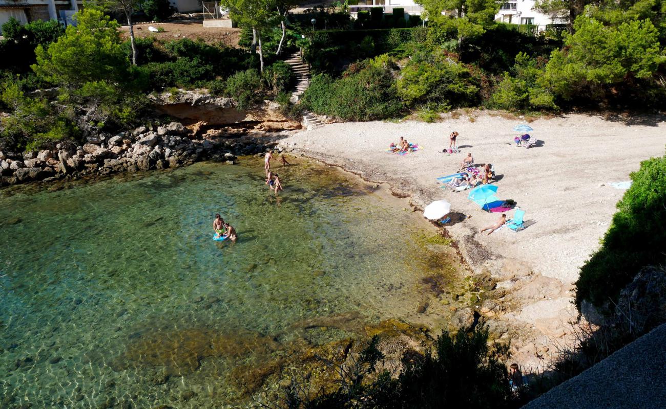 Photo de Cala Llobeta avec sable brun & rochers de surface